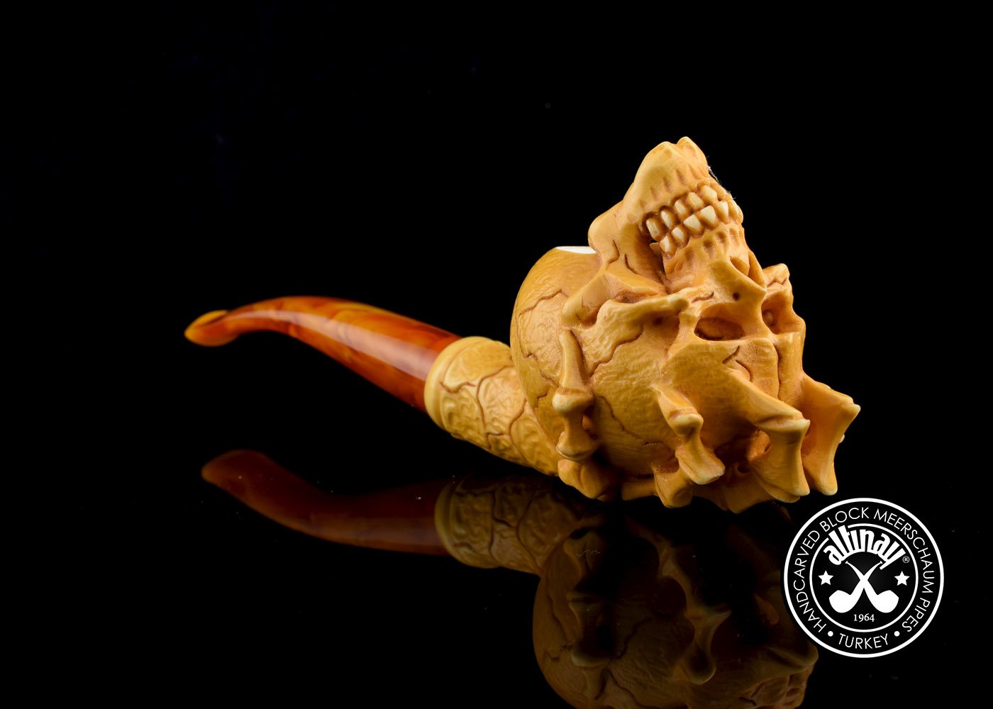 altinay-skull-in-hand-meerschaumpfeife-totenkopf image 1