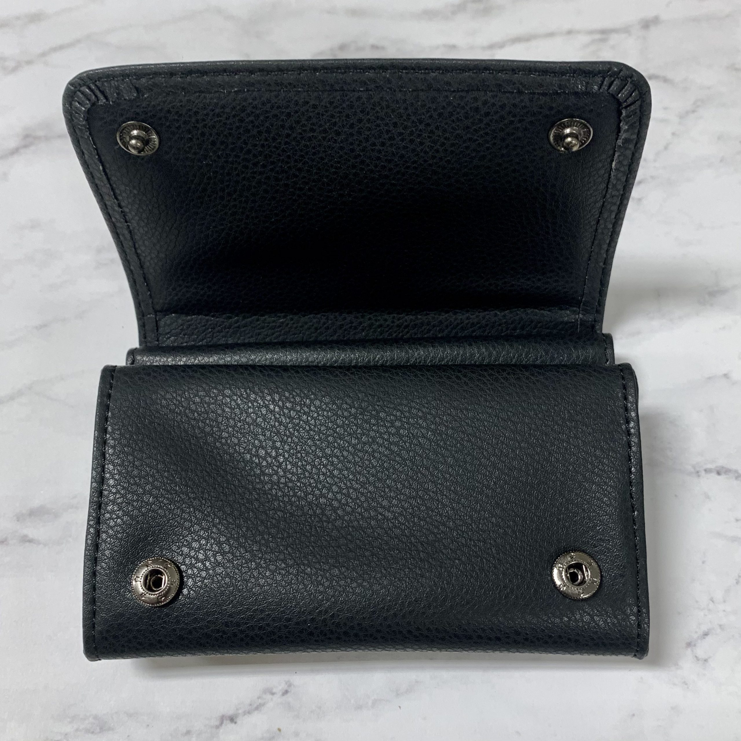 tabakbeutel-leder-schwarz-eckig-druckknopf-pouch image 2
